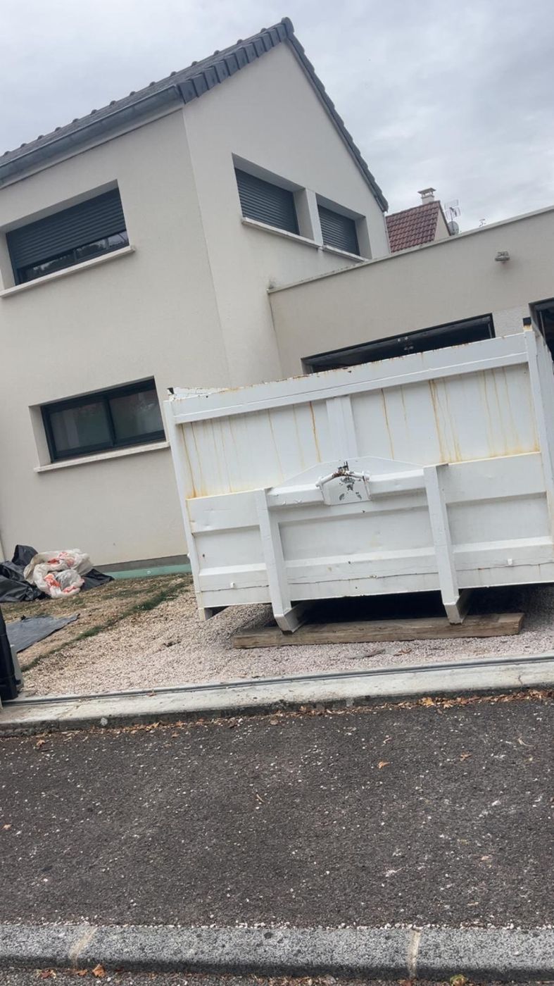 Benne de chantier posée devant une habitation chez un particulier près de Dijon