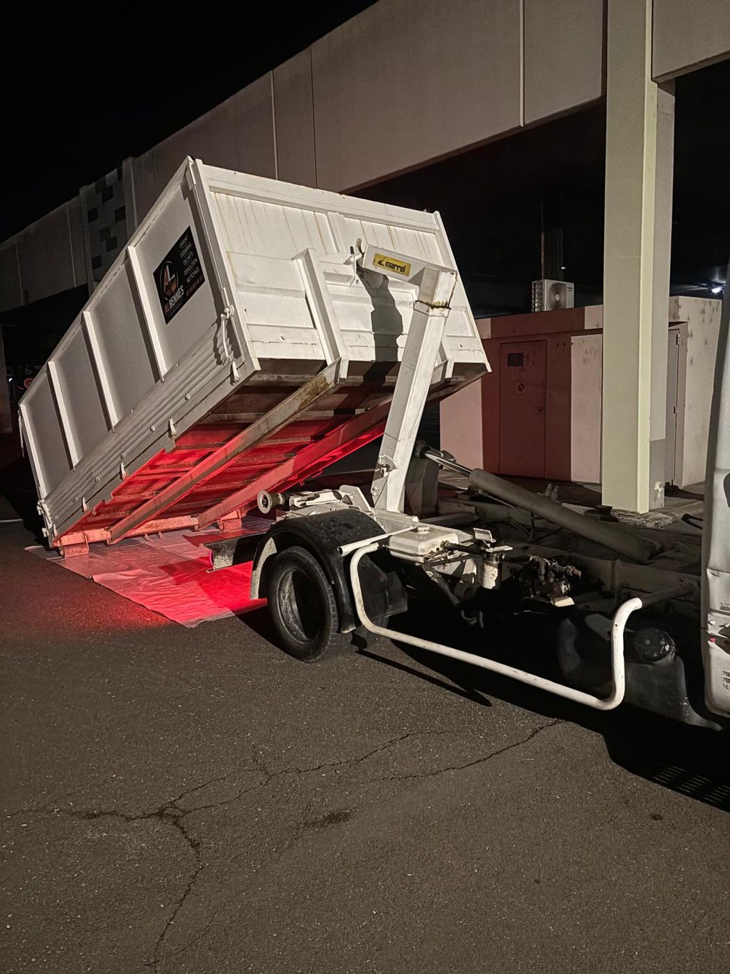 Camion ampliroll AL BENNES lors d'un chargement de benne au centre commercial de Quetigny