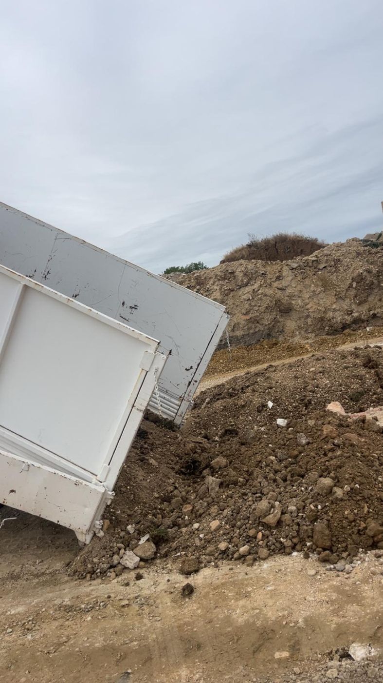 Évacuation de terre et de gravats avec une benne AL BENNES sur chantier
